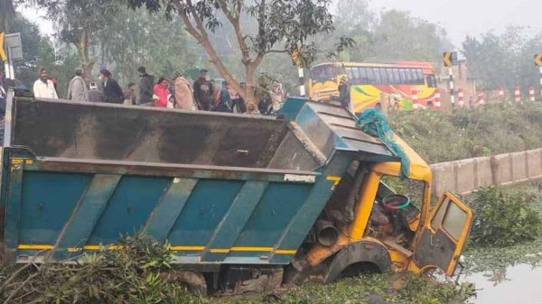 নওগাঁয় ডাম্প ট্রাকের চাপায় নিহত ৫