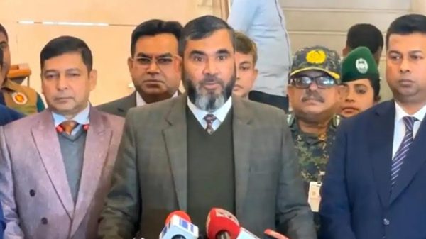 নির্বাচনের আগে অবৈধ অস্ত্র উদ্ধার জরুরি ইসি সানাউল্লাহ