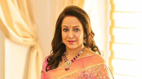 নেটিজেনদের কটাক্ষের শিকার হেমা মালিনী