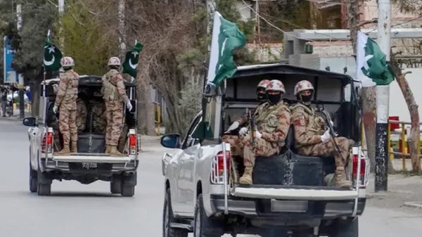 পাকিস্তানে ব্যাংক-পুলিশ স্টেশন দখলের চেষ্টা, ব্যাপক সংঘর্ষে নিহত অন্তত ১২