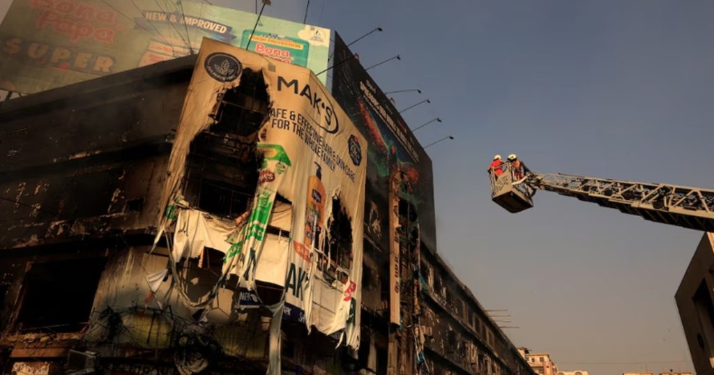 পাকিস্তানের শপিংমলে অগ্নিকাণ্ড, এক দোকান থেকে ৩০ মরদেহ উদ্ধার