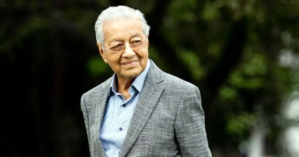 বাসায় পড়ে যাওয়ার পর হাসপাতালে মাহাথির মোহাম্মদ