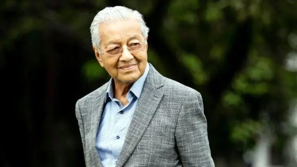 বাসায় পড়ে যাওয়ার পর হাসপাতালে মাহাথির মোহাম্মদ