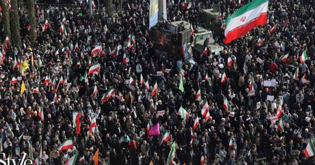 বিক্ষোভ দমনে সফল ইরান, রাজপথ সরকারপন্থিদের দখলে