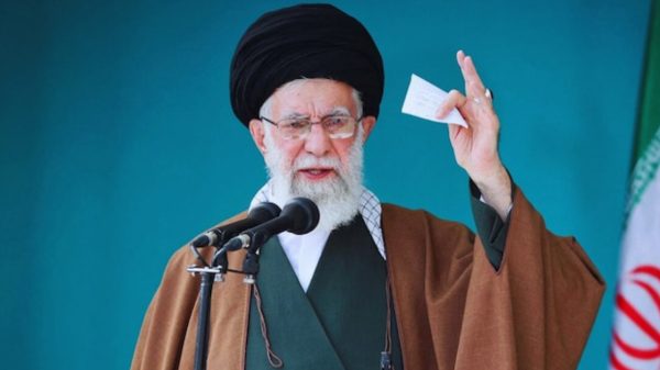 বিক্ষোভকারীদেরকে ‘আল্লাহর শত্রু’ ঘোষণা করল ইরান