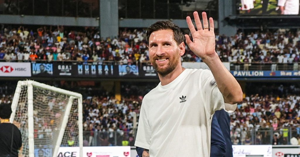 বিশাল মাইলফলকের সামনে দাঁড়িয়ে আছেন মেসি বিশাল মাইলফলকের সামনে দাঁড়িয়ে আছেন মেসি