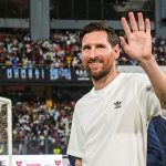 বিশাল মাইলফলকের সামনে দাঁড়িয়ে আছেন মেসি