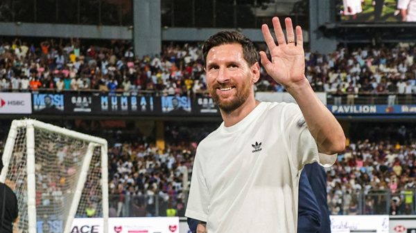 বিশাল মাইলফলকের সামনে দাঁড়িয়ে আছেন মেসি