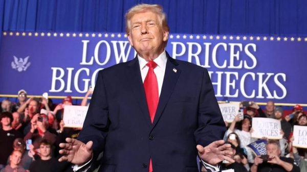 যুক্তরাষ্ট্রের আরও একটি নৌবহর ইরানের দিকে এগোচ্ছে, দাবি ট্রাম্পের