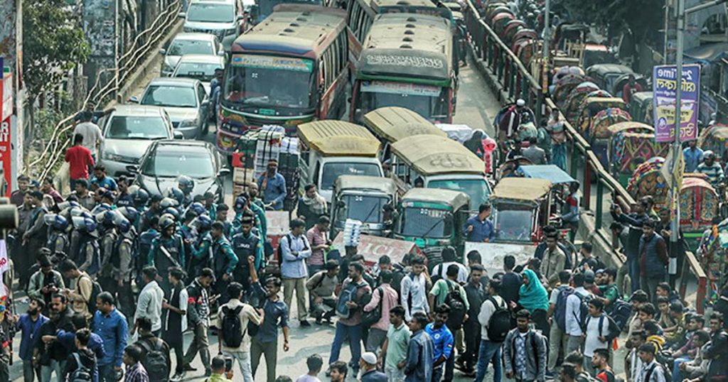 শিক্ষার্থীদের সড়ক অবরোধে অচল ঢাকা, ভোগান্তি চরমে শিক্ষার্থীদের সড়ক অবরোধে অচল ঢাকা, ভোগান্তি চরমে