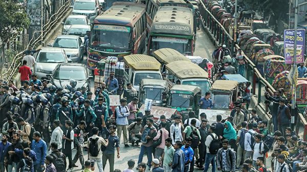 শিক্ষার্থীদের সড়ক অবরোধে অচল ঢাকা, ভোগান্তি চরমে