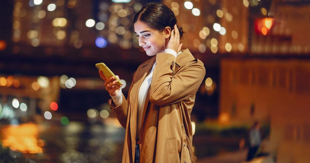 স্মার্টফোনের কারণে চোখে যেসব সমস্যা হতে পারে স্মার্টফোনের কারণে চোখে যেসব সমস্যা হতে পারে