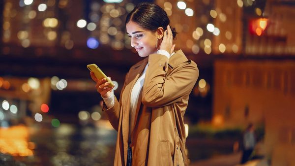 স্মার্টফোনের কারণে চোখে যেসব সমস্যা হতে পারে