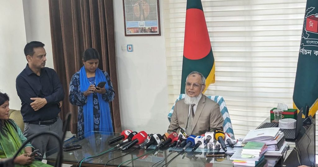 আদালতের নির্দেশ পেলে ভোট পুনর্গণনার সিদ্ধান্ত নেওয়া হবে: ইসি আনোয়ারুল