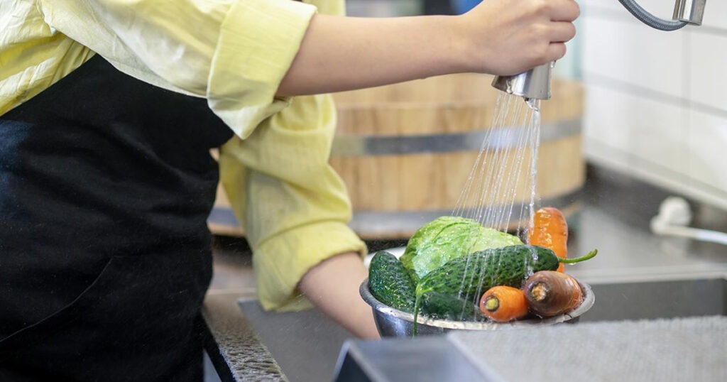 শাক-সবজি থেকে কীটনাশক দূর করার উপায় জেনে নিন