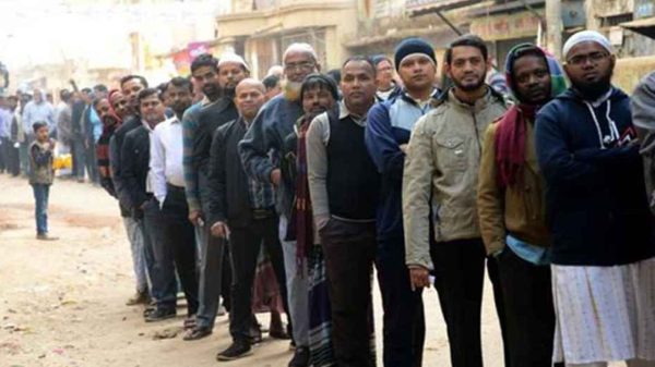 উৎসবমুখর পরিবেশে চলছে ভোটগ্রহণ, সকাল থেকেই লাইনে ভোটাররা