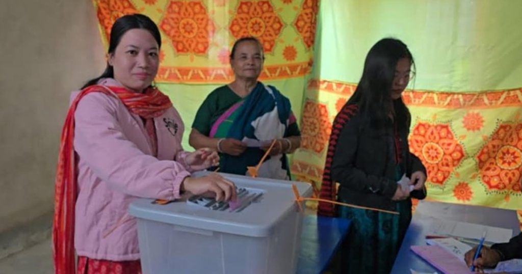 উৎসবমুখর পরিবেশে চলছে ভোটগ্রহণ উৎসবমুখর পরিবেশে চলছে ভোটগ্রহণ