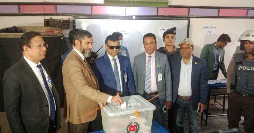 টাকা নিয়ে ধরা খাওয়াটা ভালো, দুর্নীতি কমবে; কাউকেই ছাড় নয়: ইসি সানাউল্লাহ