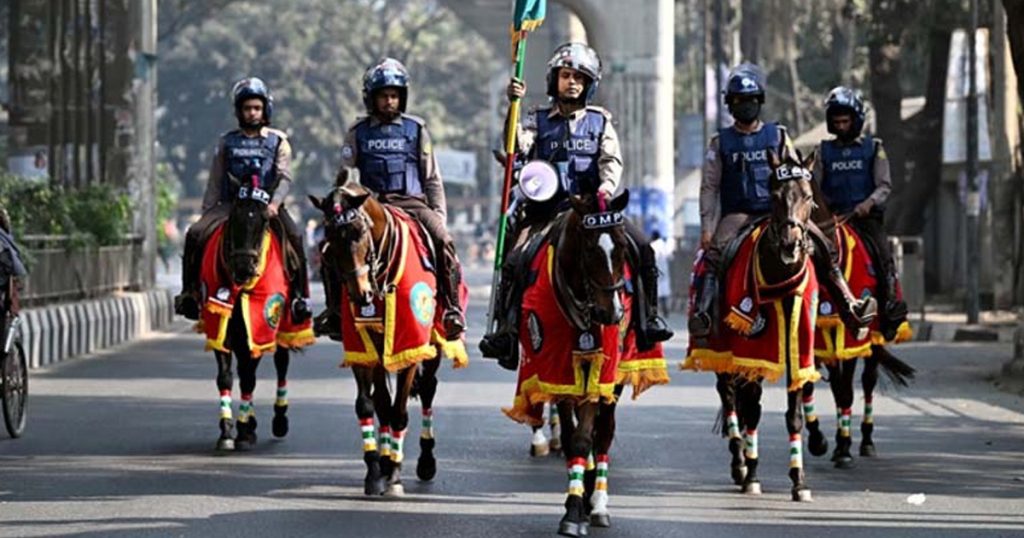 ঘোড়ায় চড়ে টহল দিচ্ছে পুলিশের অশ্বারোহী দল