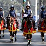 ঘোড়ায় চড়ে টহল দিচ্ছে পুলিশের অশ্বারোহী দল