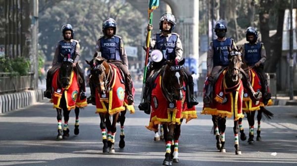 ঘোড়ায় চড়ে টহল দিচ্ছে পুলিশের অশ্বারোহী দল