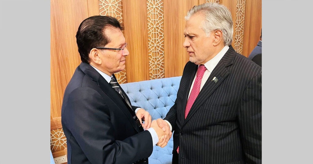 ঢাকায় আসতে চান পা‌কিস্তা‌নের প্রধানমন্ত্রী