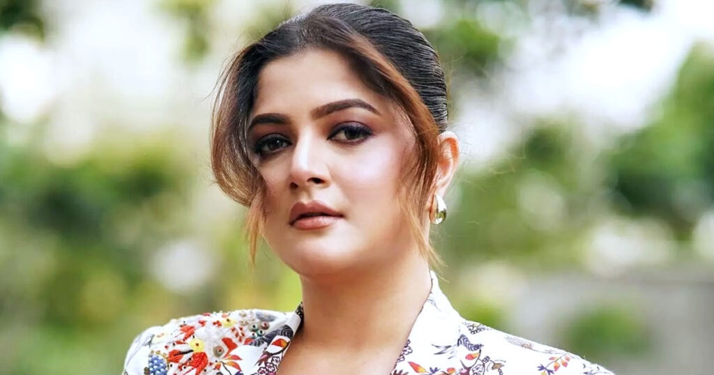 ‘ঠাকুমা’ হতে গিয়ে বিপাকে শ্রাবন্তী, আইনি পদক্ষেপ নায়িকার