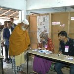 উৎসবমুখর পরিবেশে চলছে ভোটগ্রহণ, সকাল থেকেই লাইনে ভোটাররা