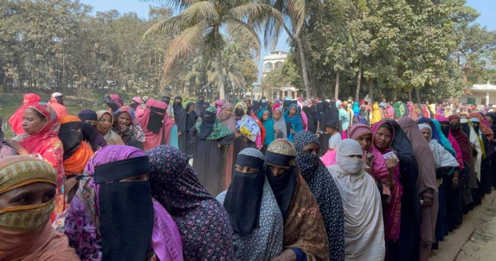 চট্টগ্রামের বিভিন্ন কেন্দ্রে ভোটারদের ঢল