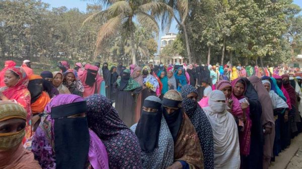 চট্টগ্রামের বিভিন্ন কেন্দ্রে ভোটারদের ঢল