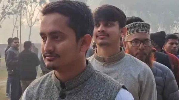 দীর্ঘ লাইনে দাঁড়িয়ে ভোট দিলেন সারজিস