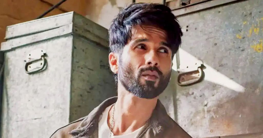 নাচের জন্য ভক্তদের মঞ্চে ডেকে বিপাকে শাহিদ কাপুর