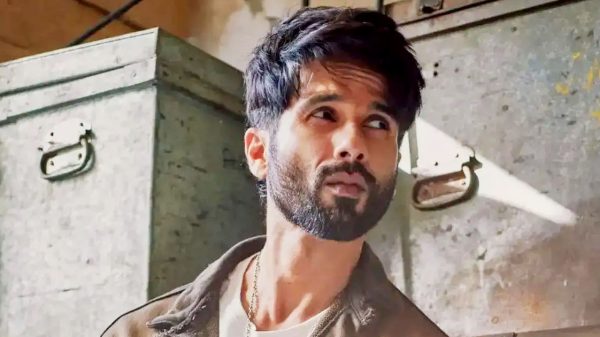 নাচের জন্য ভক্তদের মঞ্চে ডেকে বিপাকে শাহিদ কাপুর