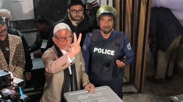 নিজ এলাকায় ভোট দিলেন মির্জা ফখরুল