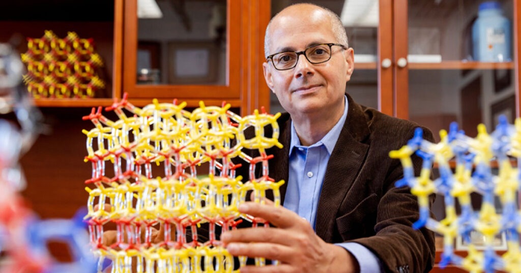 বাতাস থেকে বিশুদ্ধ পানি সংগ্রহের যন্ত্র উদ্ভাবন বাতাস থেকে বিশুদ্ধ পানি সংগ্রহের যন্ত্র উদ্ভাবন