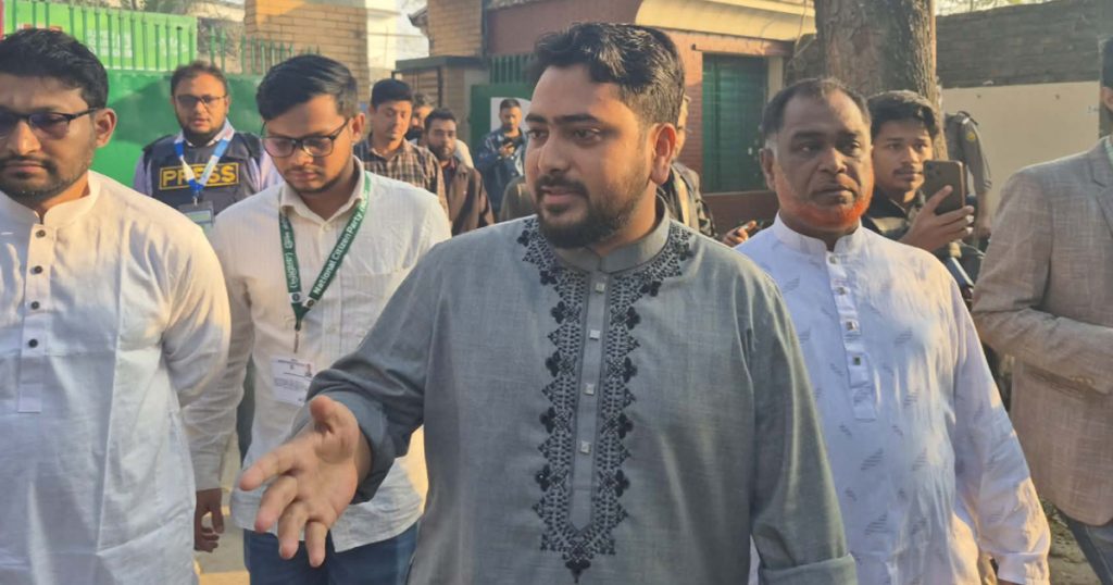 ভোট দিতে কেন্দ্রে নাহিদ ইসলাম