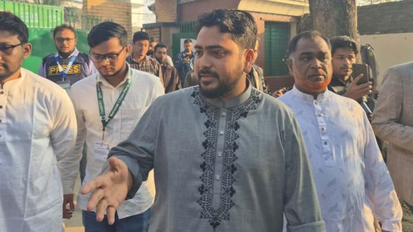 ভোট দিতে কেন্দ্রে নাহিদ ইসলাম