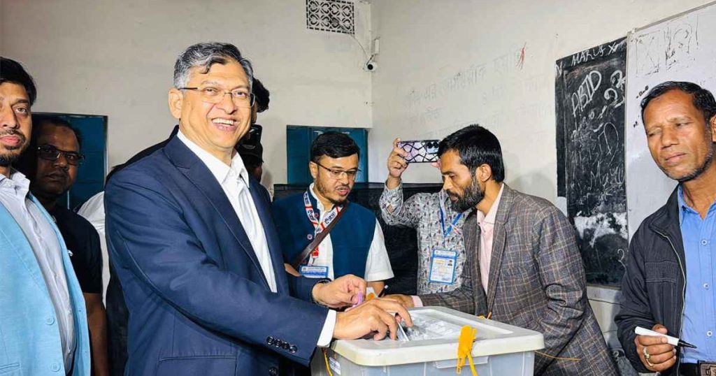 ভোট দিলেন সালাহউদ্দিন আহমদ 