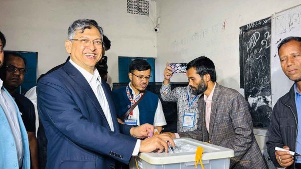 ভোট দিলেন সালাহউদ্দিন আহমদ 