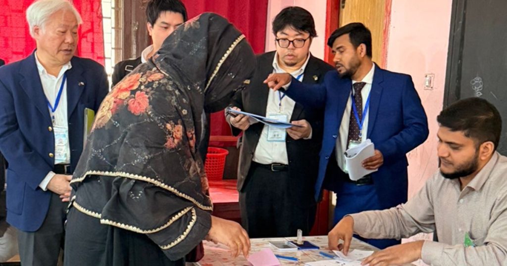 ভোটকেন্দ্র ‘উৎসবমুখর’ দেখছে জাপানের প্রতিনিধি দল
