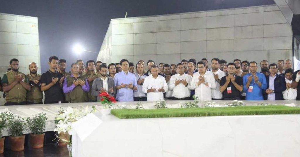 মা-বাবার কবর জিয়ারত করে প্রচারণা শেষ করলেন তারেক রহমান মা-বাবার কবর জিয়ারত করে প্রচারণা শেষ করলেন তারেক রহমান