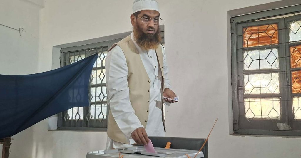 মোহাম্মদপুরে ভোট দিলেন মামুনুল হক