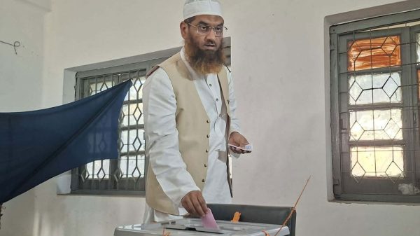 মোহাম্মদপুরে ভোট দিলেন মামুনুল হক