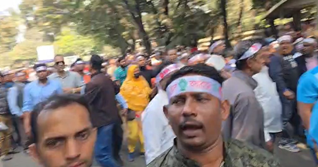 যমুনা অভিমুখে সরকারি কর্মচারীদের বিক্ষোভ