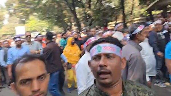 যমুনা অভিমুখে সরকারি কর্মচারীদের বিক্ষোভ