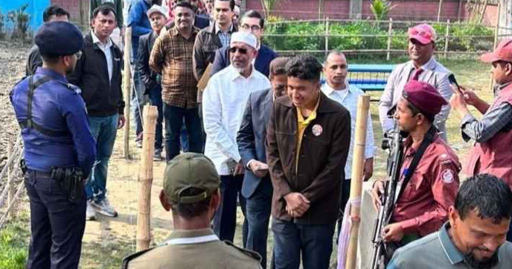 লাইনে দাঁড়িয়ে ভোট দিলেন লুৎফুজ্জামান বাবর