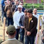 লাইনে দাঁড়িয়ে ভোট দিলেন লুৎফুজ্জামান বাবর