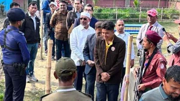 লাইনে দাঁড়িয়ে ভোট দিলেন লুৎফুজ্জামান বাবর