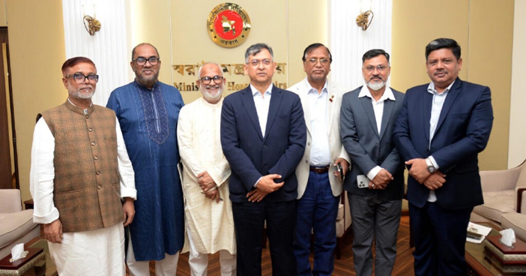 স্বরাষ্ট্রমন্ত্রীর সঙ্গে নবনিযুক্ত ছয় সিটি প্রশাসকের সাক্ষাৎ