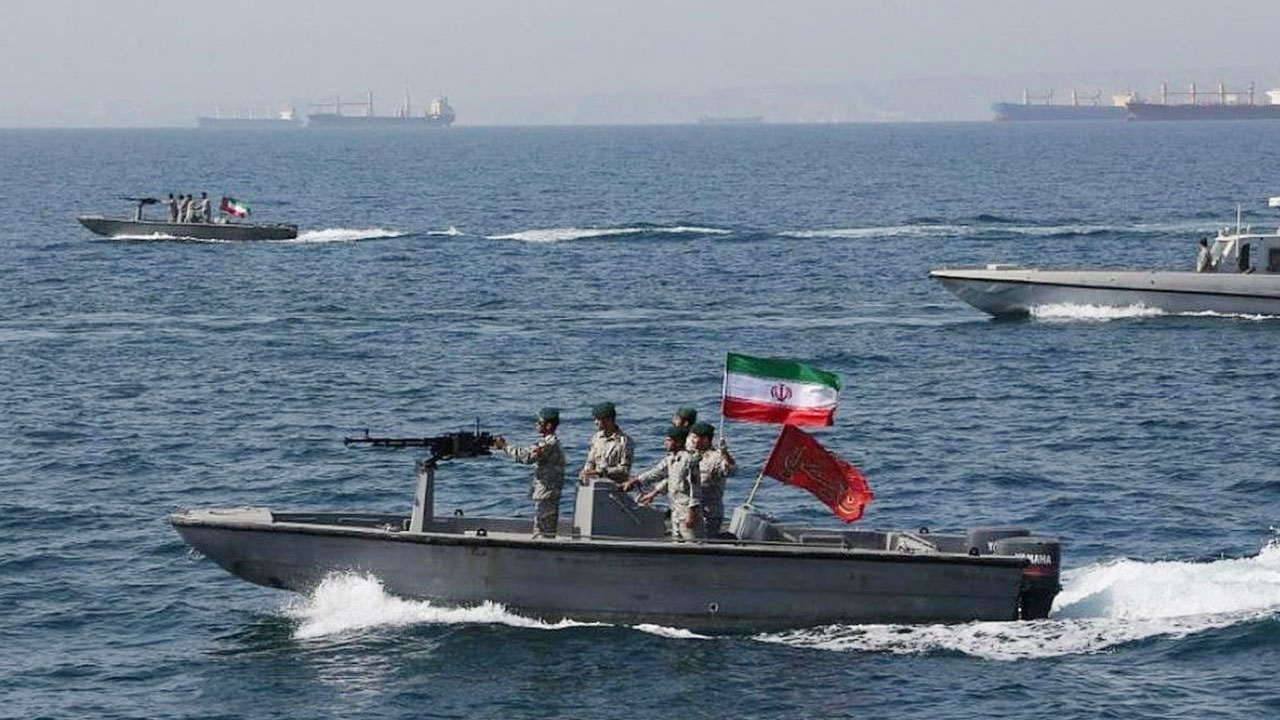 হরমুজ প্রণালীতে সামরিক মহড়া শুরু করল ইরানের প্রতিরক্ষা বাহিনী